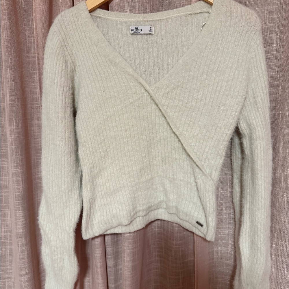 Hollister Women's V-Neck Cream Sweater